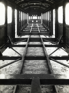 806033 Interieur van een in aanbouw zijnde bak van een Ck-rijtuig van een diesel-electrisch treinstel DE 3 (serie ...